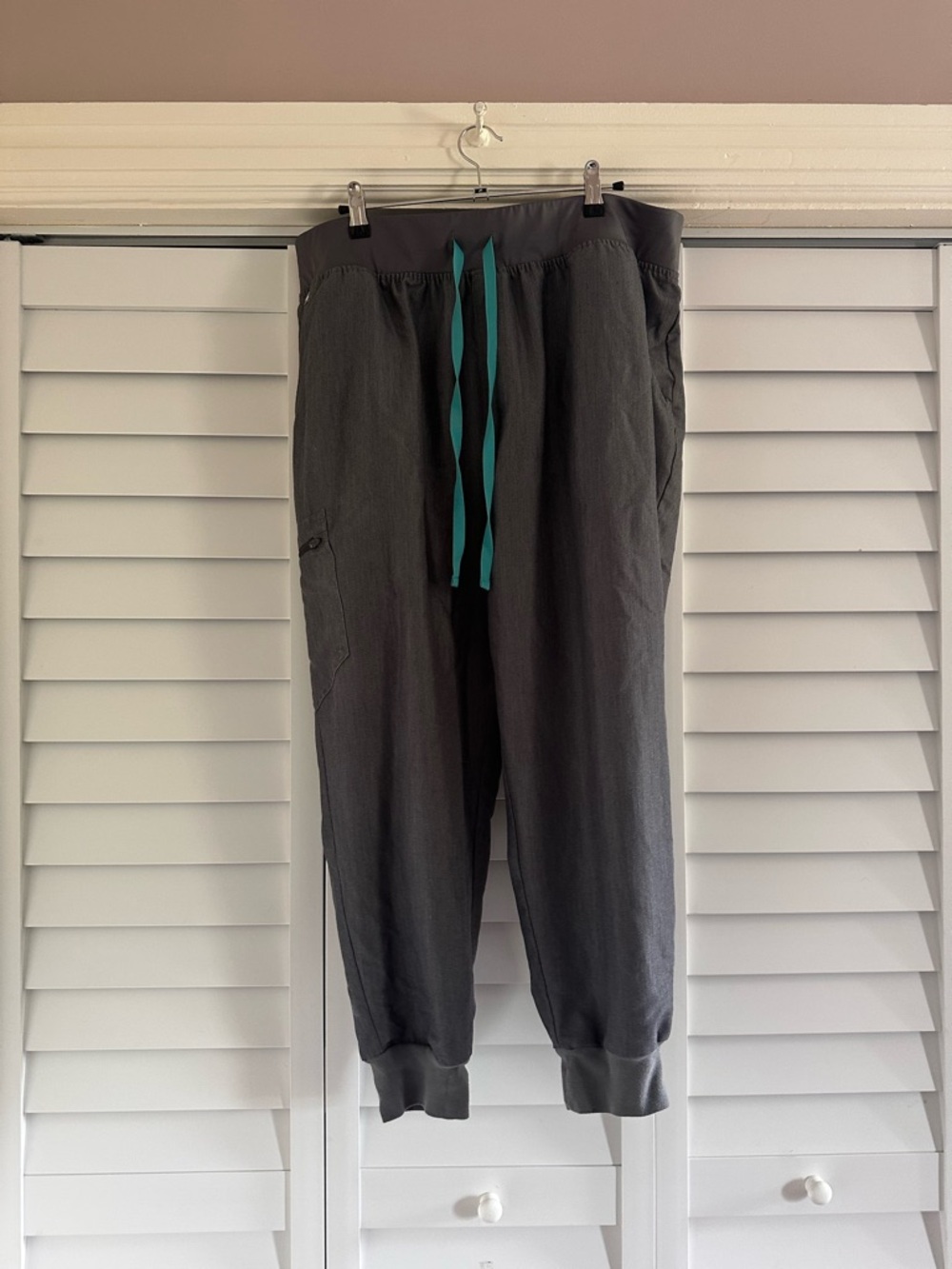 Women’s Figs Gray Jogger Scrub Pants with Teal Drawstring